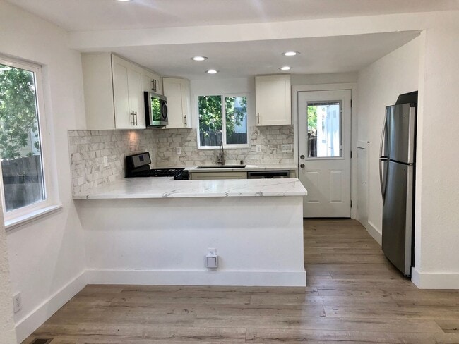 Building Photo - 3 Bedroom Townhome For Rent