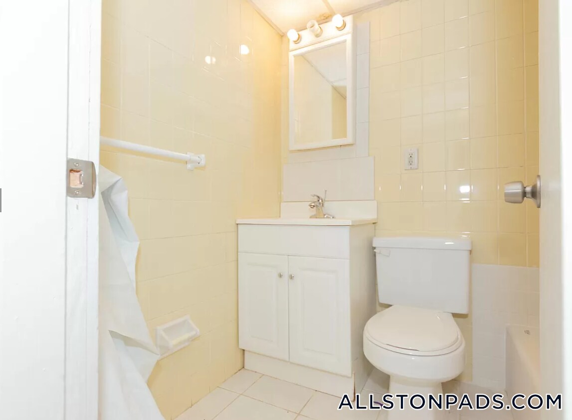 Building Photo - 15 Glenville Ave