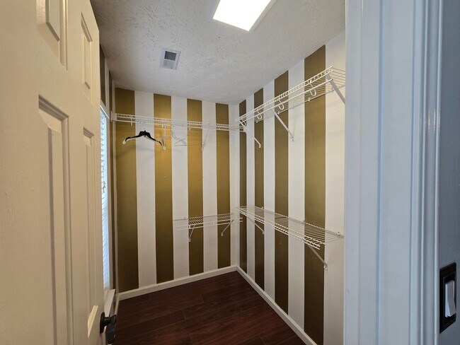 Building Photo - Super Adorable End-Unit Townhome in RTP with Designer Flair!