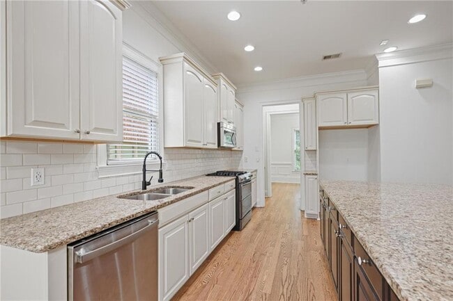 Building Photo - 232 Hunt St NE