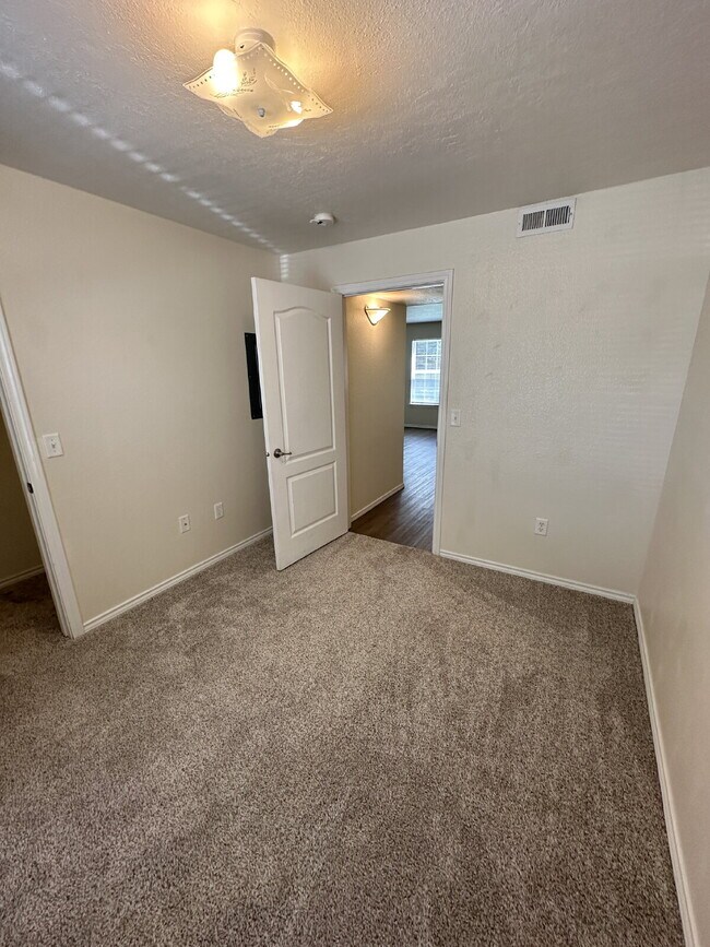 Building Photo - "Modern 2-Bed, 2-Bath Retreat in Boise's Heart – 985 Sq Ft of Pure Comfort!"