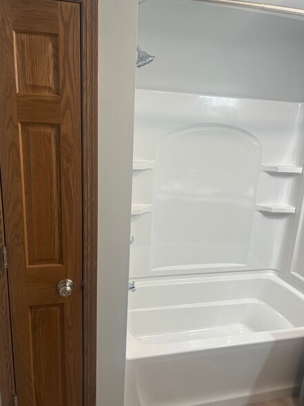 Bathroom Tub - 119 N Main St