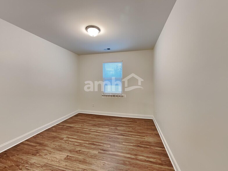 Building Photo - 898 Carnaby Ln