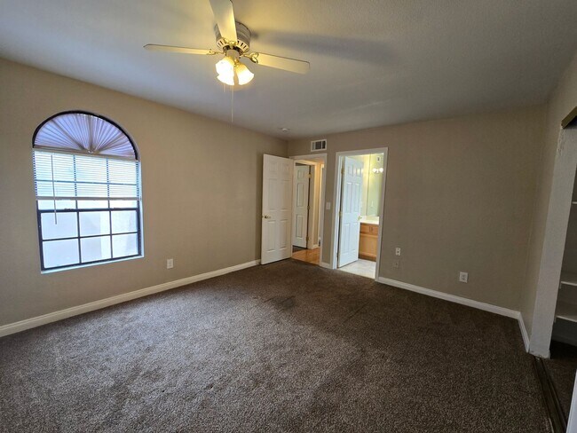 Building Photo - 3 BED / 2 BATH CONDO!!