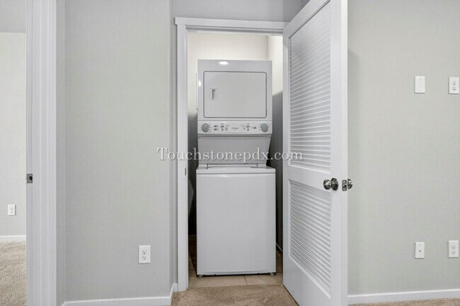 Building Photo - Recently Built Woodburn Townhome Featuring A/C