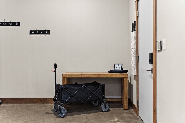 Building Photo - 301 E Walnut St