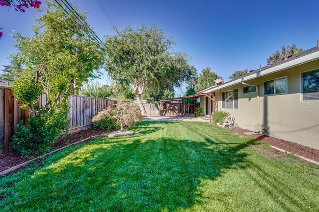 Building Photo - Charming & Refreshed Well-Maintained 4 Bed...
