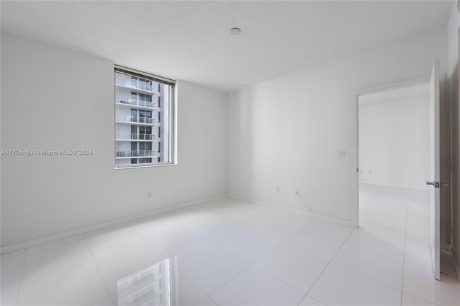 Building Photo - 1060 Brickell Ave