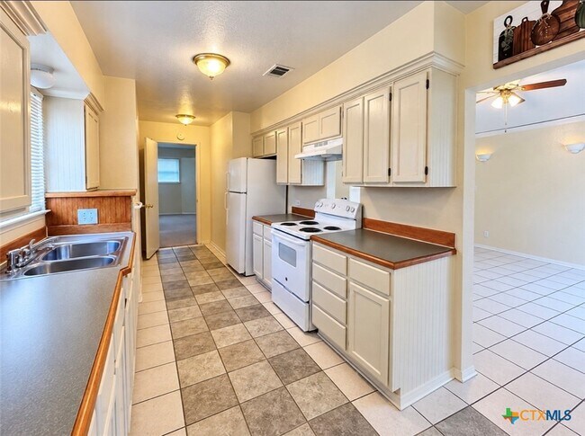 Building Photo - 2204 Lazy Ridge Dr