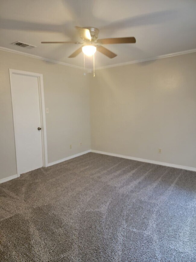 Building Photo - 4 Bedroom 2 bathroom