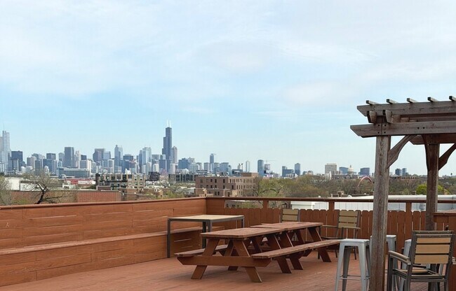 Building Photo - 2915 N Clybourn Ave