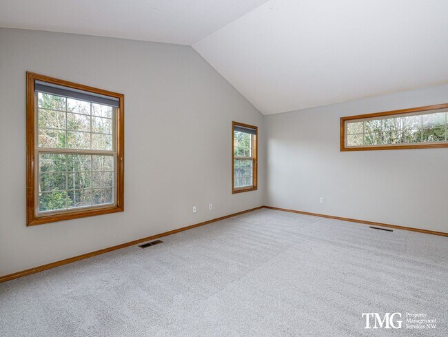 Building Photo - Grand 5+ Bedroom Home in Desirable Garden Home- Raleigh Hills Location with 2800 Sq Ft!