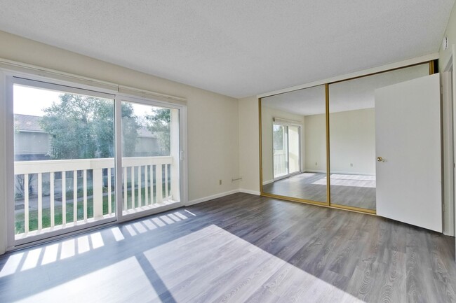 Building Photo - Lovely and Spacious 2BR 2.5BA Condo in Gre...