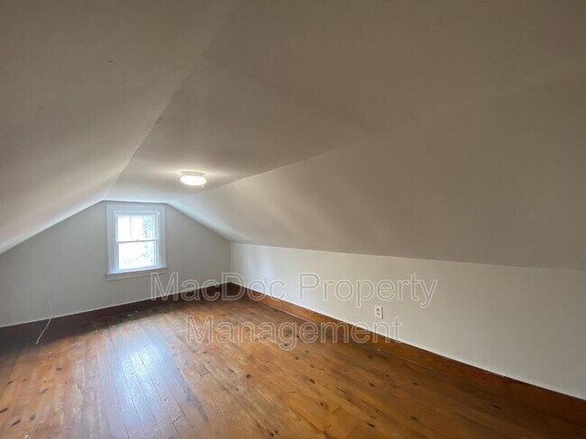 Building Photo - 119 Gibson St