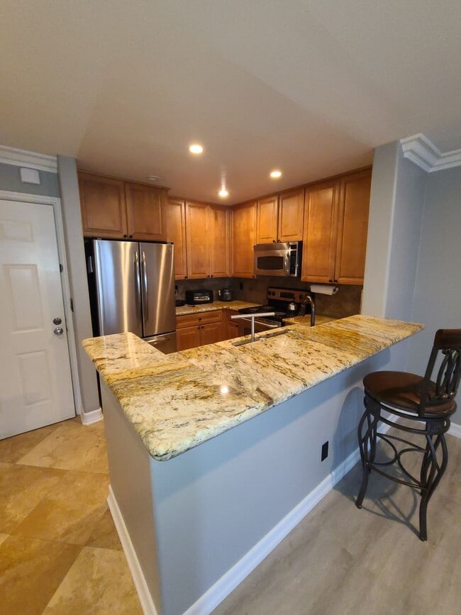 Building Photo - 1 bed 1 bath in UTC with great amenities Pool, hot tub, gym, underground parking.