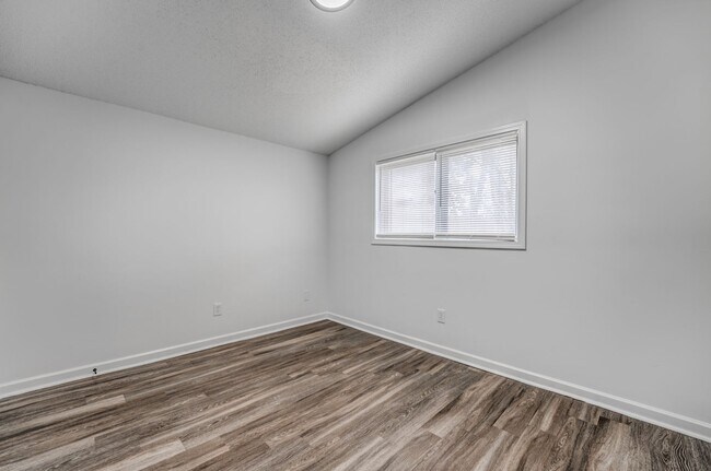 Building Photo - 4980 Vickie Dr