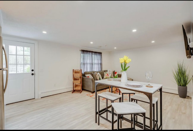 Building Photo - 253 Main St