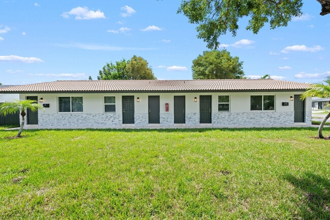 Building Photo - 832 NE 12th Ave