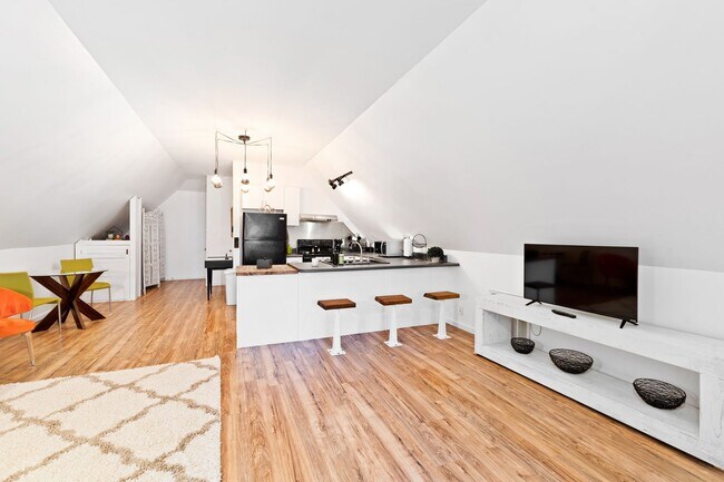 Building Photo - Tranquil loft retreat with open floorplan!...
