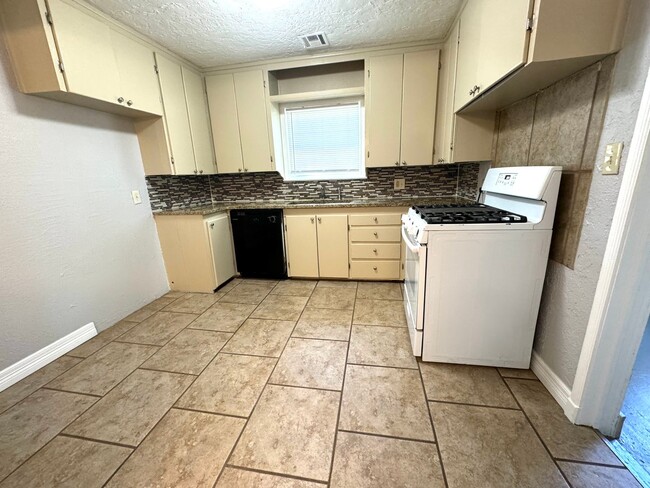 Building Photo - Beautiful 2 bedroom 1 bath home!