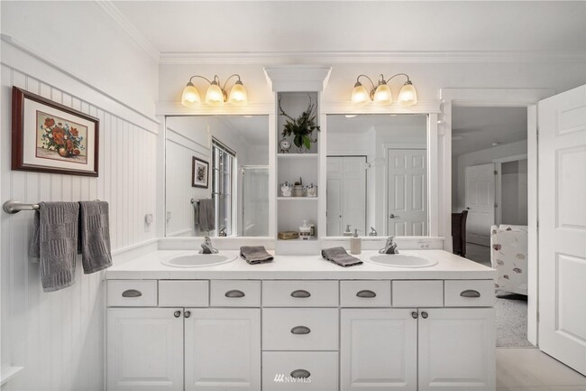 Building Photo - Spacious 5-Bedroom Home with Backyard Oasi...