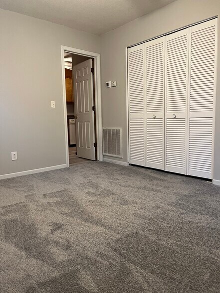 Building Photo - 800 Mountain View Ct