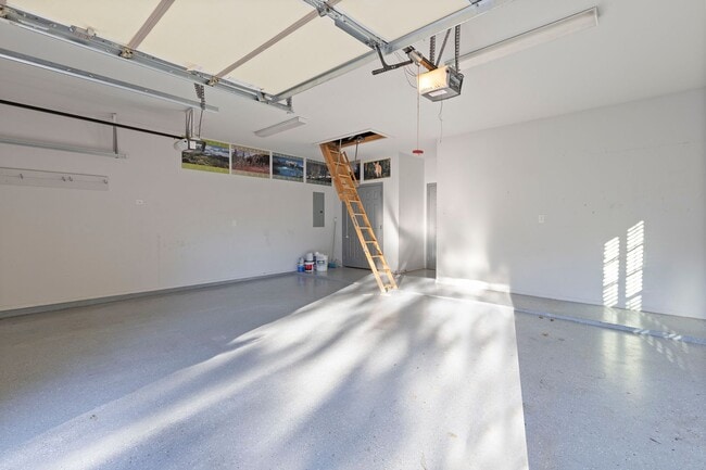 Building Photo - Luxury Living in a Gated Community