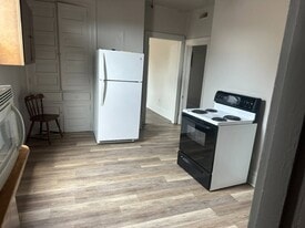 Building Photo - 453 3rd St
