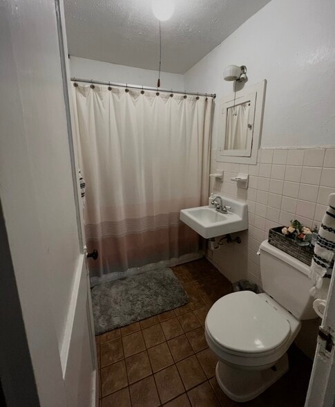 Building Photo - 609 E 12th St