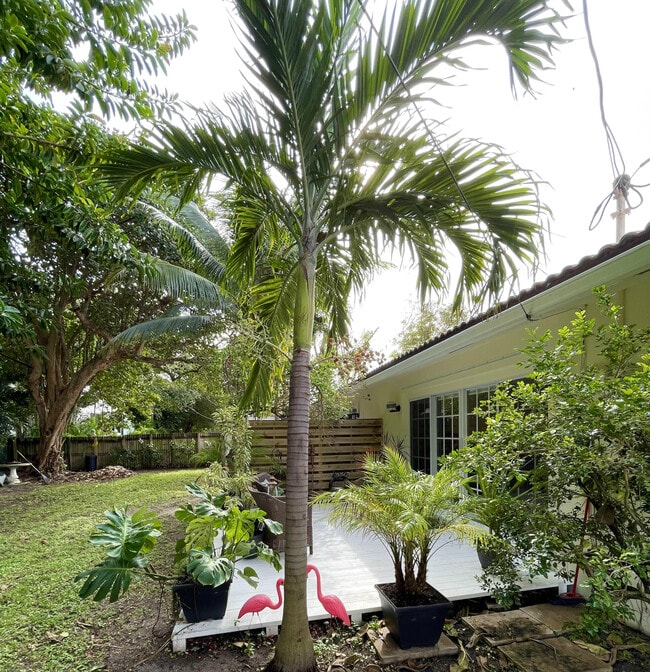 Building Photo - 266 NE Wavecrest Way