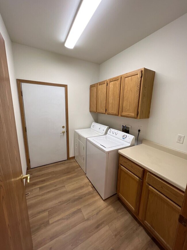 Building Photo - Large 2 Bedroom, 2 Bath apartment with 2 c...