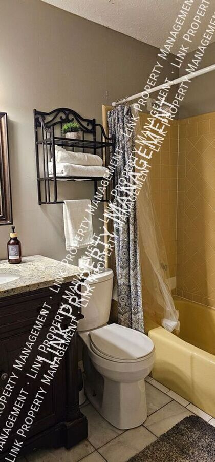 Building Photo - 2433 Meade Cir