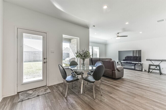 Building Photo - 712 Brazos Trl