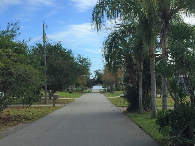 Building Photo - Spacious 3-Bedroom Home in Rio Vista - One Block from the River!