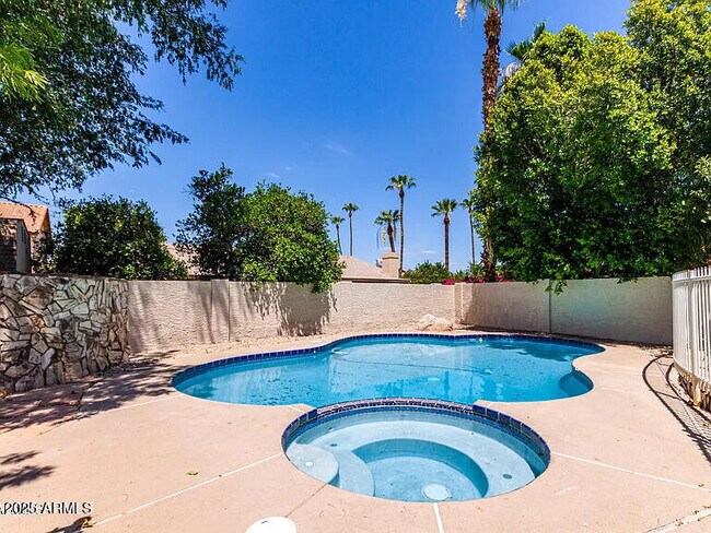 Building Photo - 1966 E Calle De Arcos