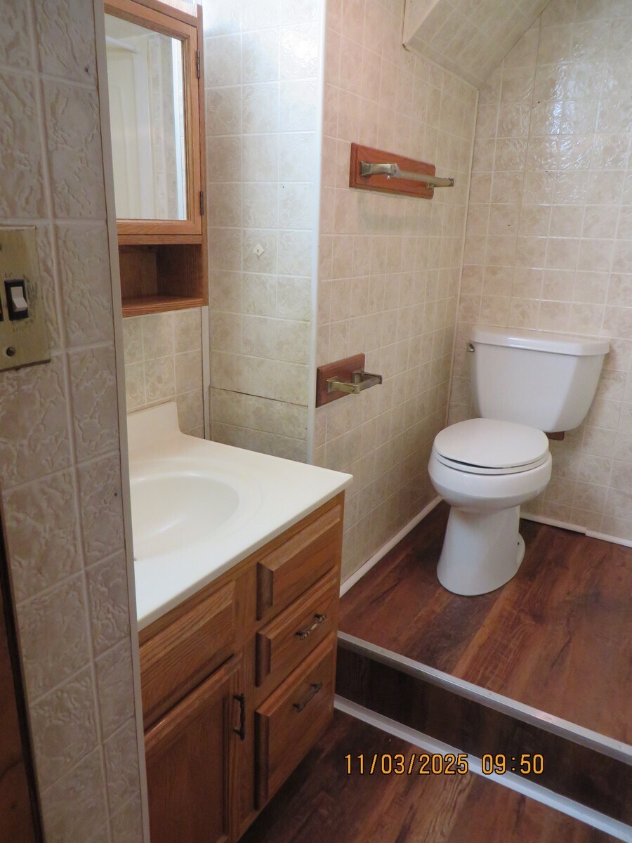 Building Photo - 921 W 8th St