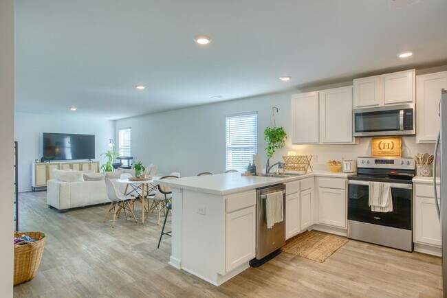 Building Photo - Charming 4-Bedroom Home in Desirable Waterside Community – Surf City, NC