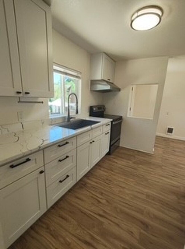Building Photo - Adorable 2 Bedroom 1 Bath Single Story Hou...