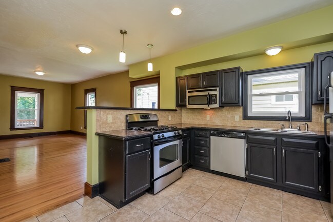 Building Photo - 227 Valley Ave NW