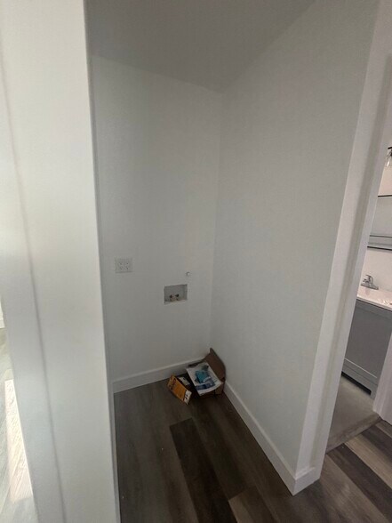 Building Photo - 3006 S Palm Grove Ave