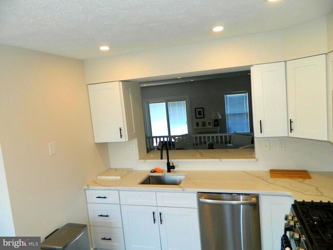 Building Photo - 82 Pebble Ln