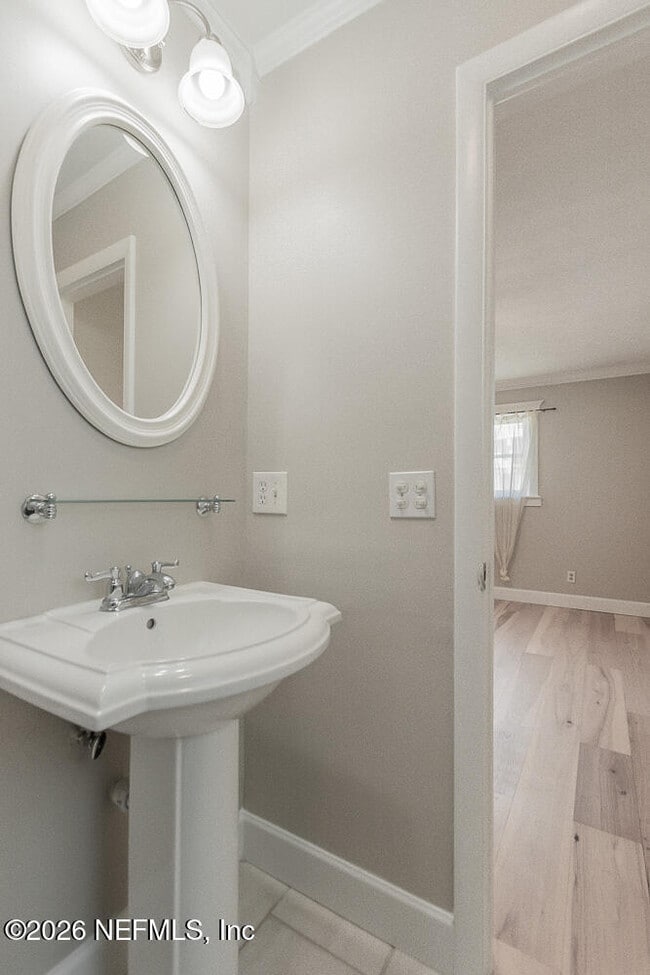 Building Photo - 1549 Montrose Ave E