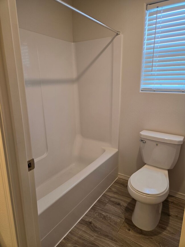 Building Photo - 2-story 3 bed 2.5 bath with garage