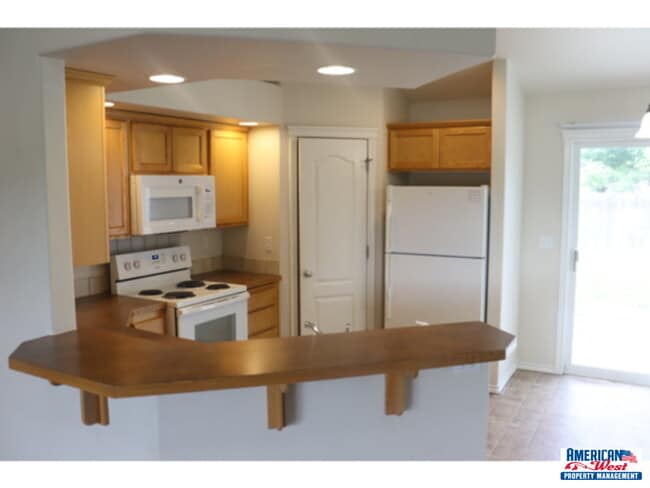 Building Photo - Clean 3 bedroom 2 bath 2 car garage with b...