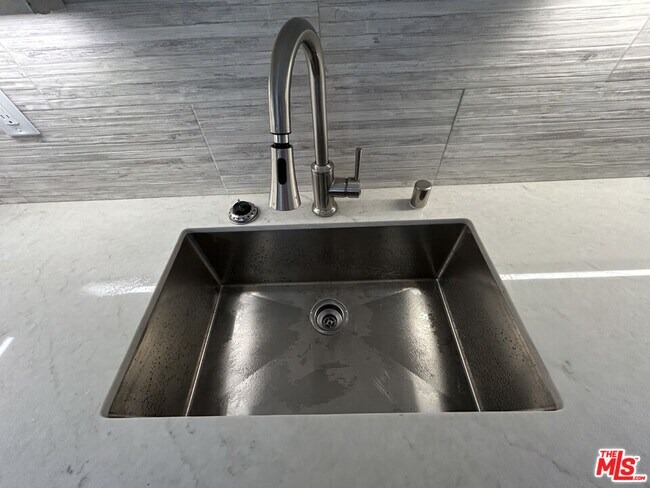 Building Photo - 1033 6th St