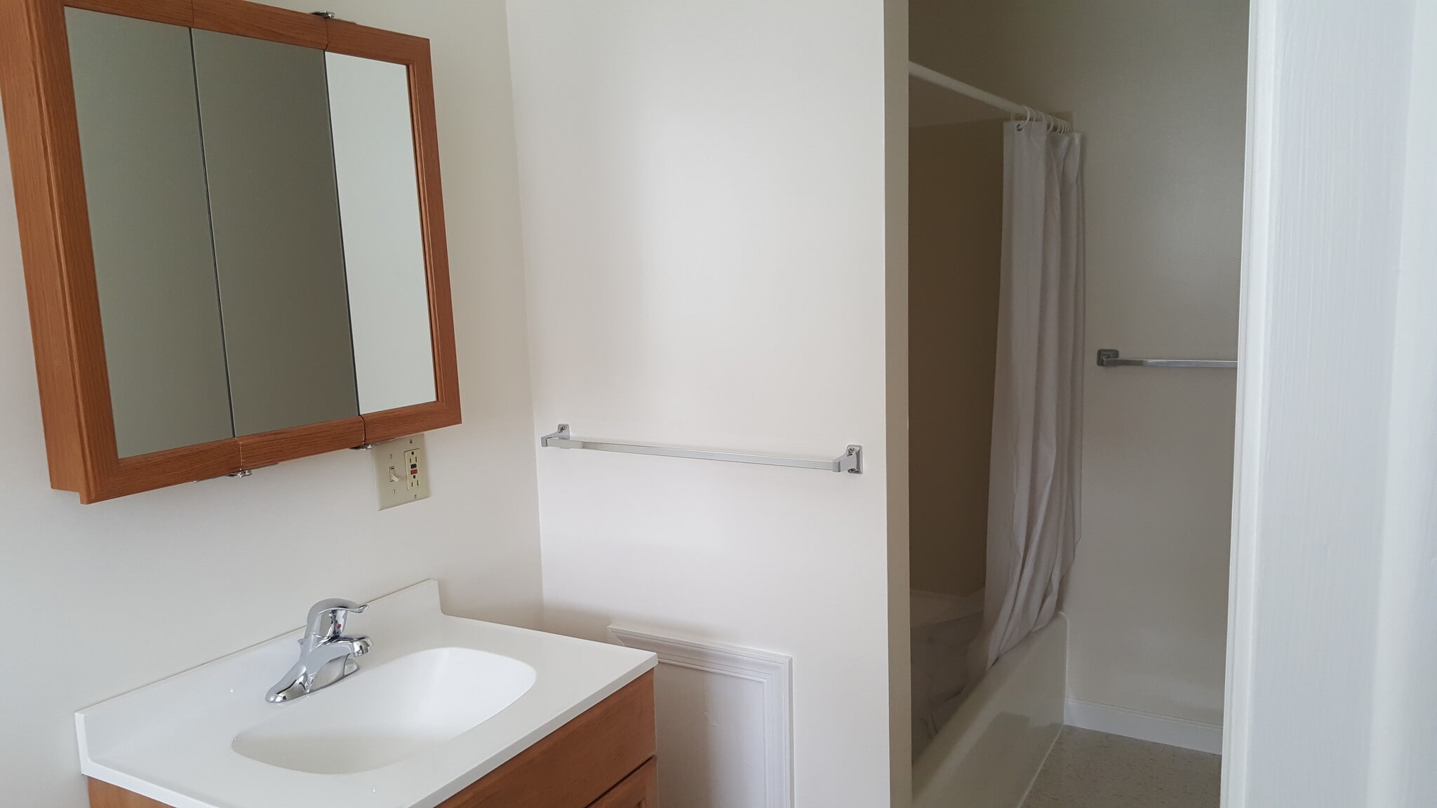 BATHROOM 2ND FLOOR CAN SEE TUB / SHOWER - 526 Pearl St