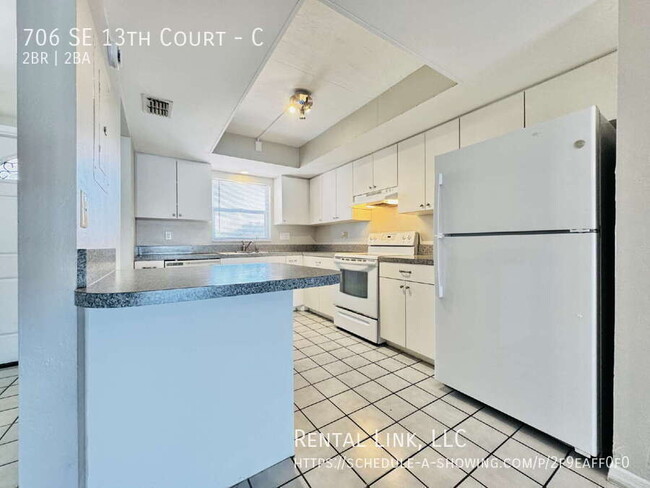 Building Photo - 706 SE 13th Ct
