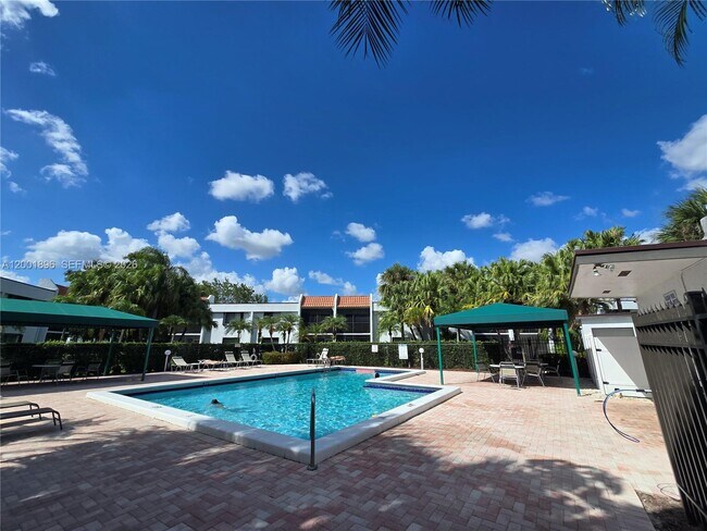 Building Photo - 310 Racquet Club Rd