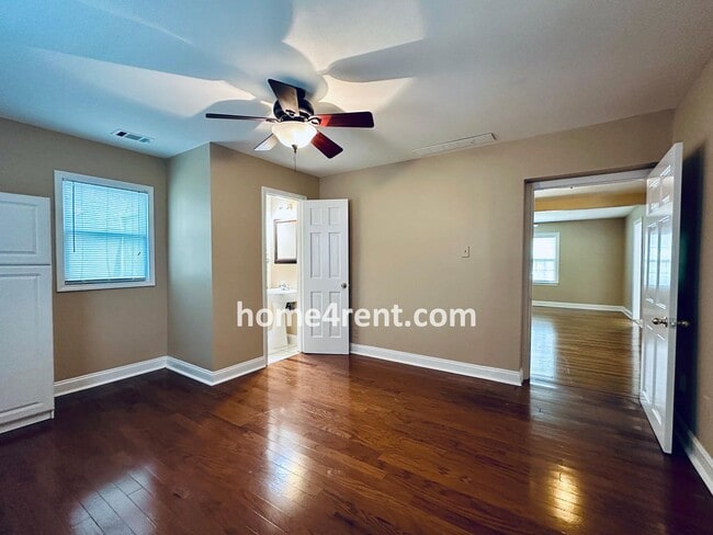 Building Photo - Adorable Ranch in Roeland Park w/ Wood Flo...