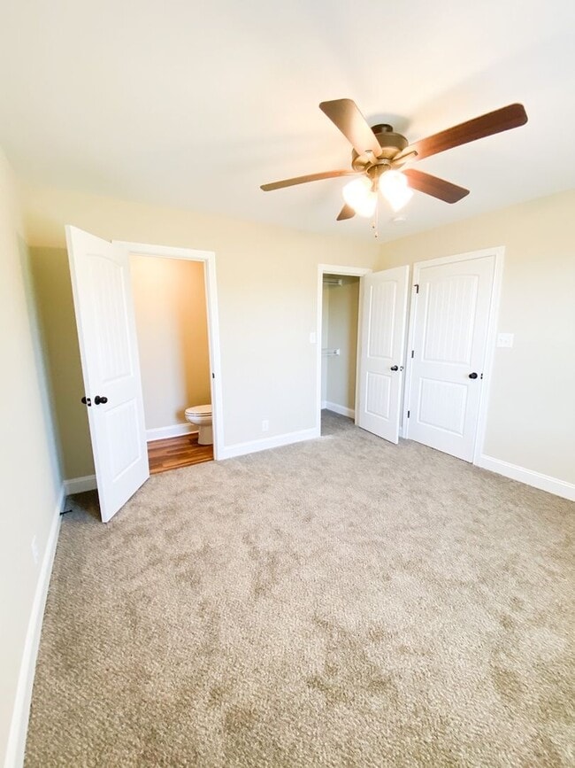 Building Photo - 102 Meadow Ln